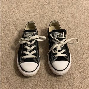 Girls’ black converse